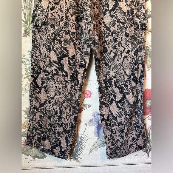 Sanctuary Lightweight Utility Reptile Snake Print Crop Pant Straight Leg Brown S - Picture 3 of 10